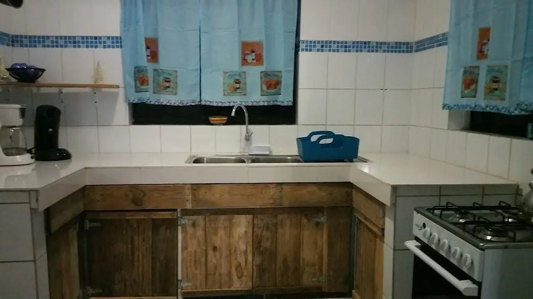 Гостевой дом Отель Las Olas Beach House Сабана-Вестпунт